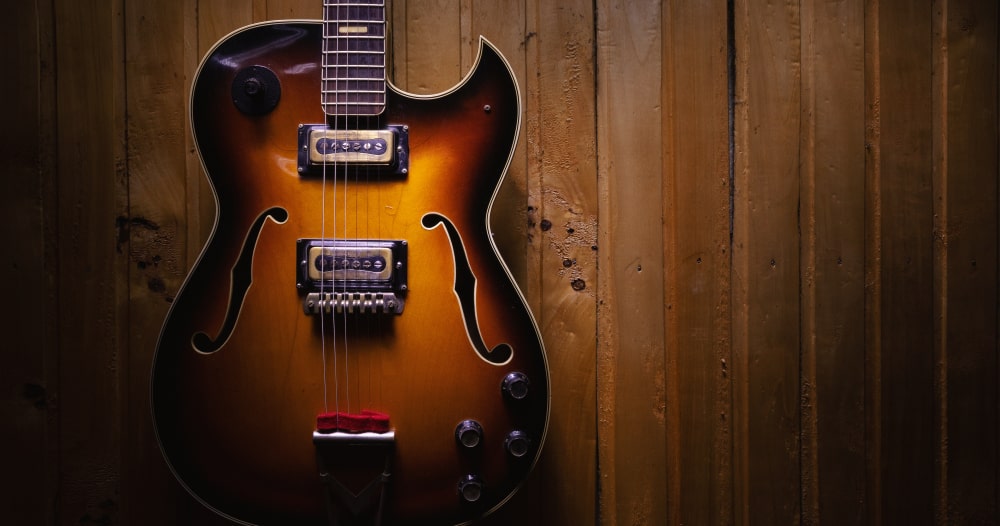 The varnishing of a guitar