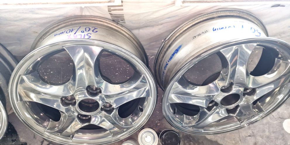 Paint the rims chrome using NeoChrome paint