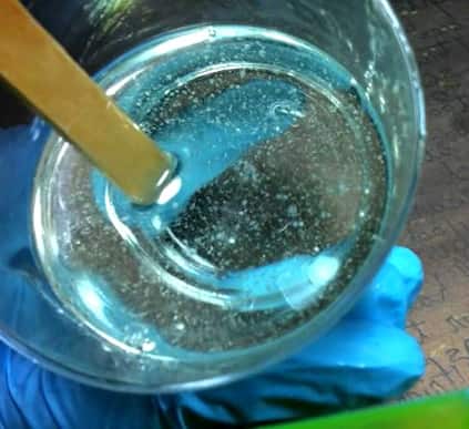 How to dose a phosphorescent powder with epoxy resin?